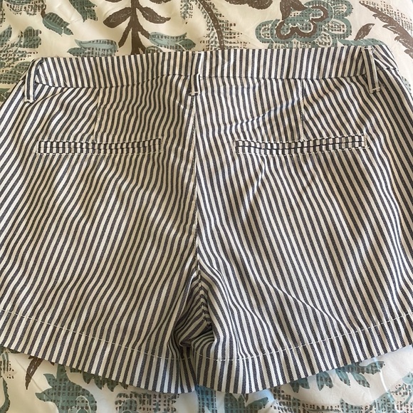 Selling Sized 2 GAP SHORT for women condition new, doesn’t fits on me - Picture 3 of 3